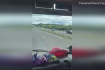 Video: Kinh hãi cảnh bố cho con 12 tuổi lái xe tải trên cao tốc