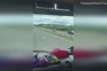 Video: Kinh hãi cảnh bố cho con 12 tuổi lái xe tải trên cao tốc