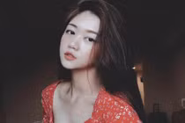 Cởi đồng phục, nữ tiếp viên hàng không gợi cảm "phát hờn"