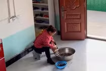 Đang vặt lông gà, hành động của bà mẹ khiến dân tình bật cười