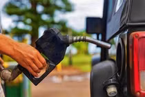 Giá xăng tiếp tục tăng, vượt 31.000 đồng/lít?