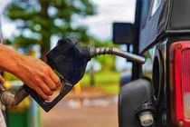 Giá xăng tiếp tục tăng, vượt 31.000 đồng/lít?