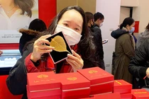 Giá vàng hôm nay 16/4: Vàng giảm giá, USD mạnh lên