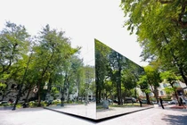 Nhà gương khổng lồ ở Hà Nội gây hiếu kỳ cho nhiều người