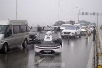 Cầu Vĩnh Tuy 'thất thủ' vì xế hộp lật ngửa giữa đường