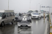 Cầu Vĩnh Tuy 'thất thủ' vì xế hộp lật ngửa giữa đường