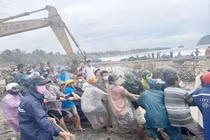 Nhiều vùng ven biển tan hoang do mưa to gió mạnh bất thường