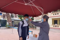 Phụ huynh Hà Nội dè dặt cho con đi học vì lo dịch bệnh