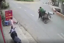 Lao thẳng vào đầu ô tô, người đàn ông bị tông bay xuống đường