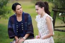 Mới cưới, tôi ngậm ngùi đưa tiền lương của chồng cho mẹ chồng giữ