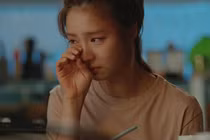 Đi chơi biển cùng hội bạn, suýt ngất xỉu khi chồng làm điều này