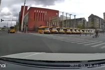 Clip người nhặt phế liệu nhận được “món quà” từ trên trời rơi xuống