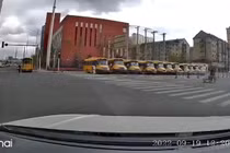 Clip người nhặt phế liệu nhận được “món quà” từ trên trời rơi xuống