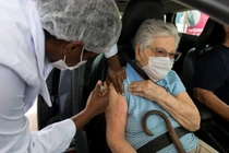 ''Hộ chiếu vaccine'' liệu có giúp mở lại các đường biên giới quốc tế?