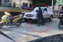 Video: Hai tài xế đánh nhau sau va chạm giao thông