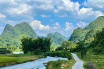 Thức dậy ở núi Mắt Thần, chiêm ngưỡng làn sương trên mặt nước