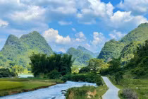 Thức dậy ở núi Mắt Thần, chiêm ngưỡng làn sương trên mặt nước