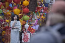 Trung thu cận kề, hội chị em "lên đồ" qua Hàng Mã check in