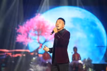 NSƯT Việt Hoàn kể sự cố vui, tự tay vá mông quần đi hát