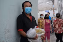 Nhiều người Sài Gòn ăn ngày 1-2 bữa mong vượt qua đại dịch