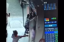 Bị tủ lạnh đè trúng người, cậu bé thoát chết trong gang tấc