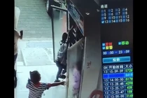 Bị tủ lạnh đè trúng người, cậu bé thoát chết trong gang tấc