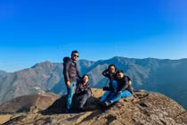 Gia đình nhỏ mãn nhãn khi ngắm núi non hùng vĩ Đông-Tây Bắc bộ