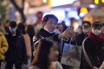 Phố đi bộ Hồ Gươm ngập tràn “cẩu lương” khoảnh khắc đón năm mới