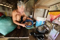 Chui vào nóc nhà nơi dân tránh lũ