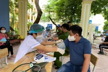 Vì sao nhiều người khi đi tiêm vaccine COVID-19 lại tăng huyết áp đột ngột?