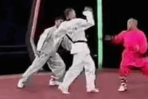 Video: Nhà sư Thiếu Lâm tỉ thí cao thủ Taekwondo và cái kết bất ngờ