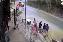 Ôm cua mất lái, ô tô lao vào nhóm người ngồi ven đường