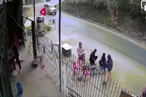 Ôm cua mất lái, ô tô lao vào nhóm người ngồi ven đường