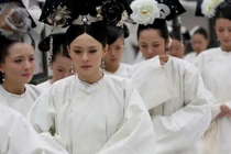 Hoàng đế băng hà, tân Hoàng đối phó với ba ngàn 'bà mẹ nhỏ' 