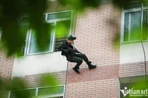 Hàng trăm cảnh sát phô diễn kỹ năng lái mô tô, nổ súng trấn áp tội phạm