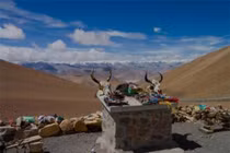 Không quan tài, không than khóc: Cách mai táng người chết lạ