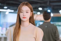 Về ra mắt nhà bạn trai, thấy bức ảnh cô gái lập tức bỏ đi