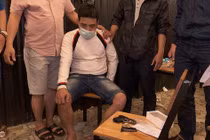 Bắt khẩn cấp đối tượng bị truy nã có súng trong quán nhậu