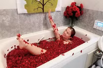 Vừa bị chê, Quỳnh Trần JP tiếp tục tung ảnh trong bồn tắm