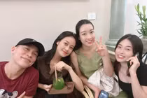 Đỗ Mỹ Linh để lộ khuôn mặt tròn trịa, khép nép trước ống kính