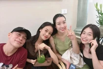 Đỗ Mỹ Linh để lộ khuôn mặt tròn trịa, khép nép trước ống kính