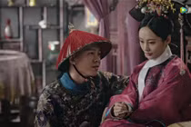 Thái giám nhét vào giày thứ gì khi hầu hạ trong cung?