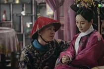 Thái giám nhét vào giày thứ gì khi hầu hạ trong cung?