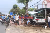 CLIP: Hãi hùng xe 4 chỗ tông vào nhà dân khiến nhiều người nguy kịch