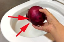 Củ hành tây sẽ giải quyết bồn cầu có mùi hôi khó chịu