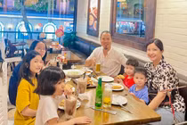 Ở nhà gỗ dát vàng, vợ trẻ của Vượng Râu vẫn thiệt thòi