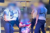 Nhân viên đút thức ăn cho khách bằng miệng gây xôn xao