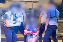 Nhân viên đút thức ăn cho khách bằng miệng gây xôn xao