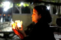 Thắp hoa đăng cầu nguyện, quyên góp cho nạn nhân vụ chìm ca nô