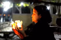 Thắp hoa đăng cầu nguyện, quyên góp cho nạn nhân vụ chìm ca nô